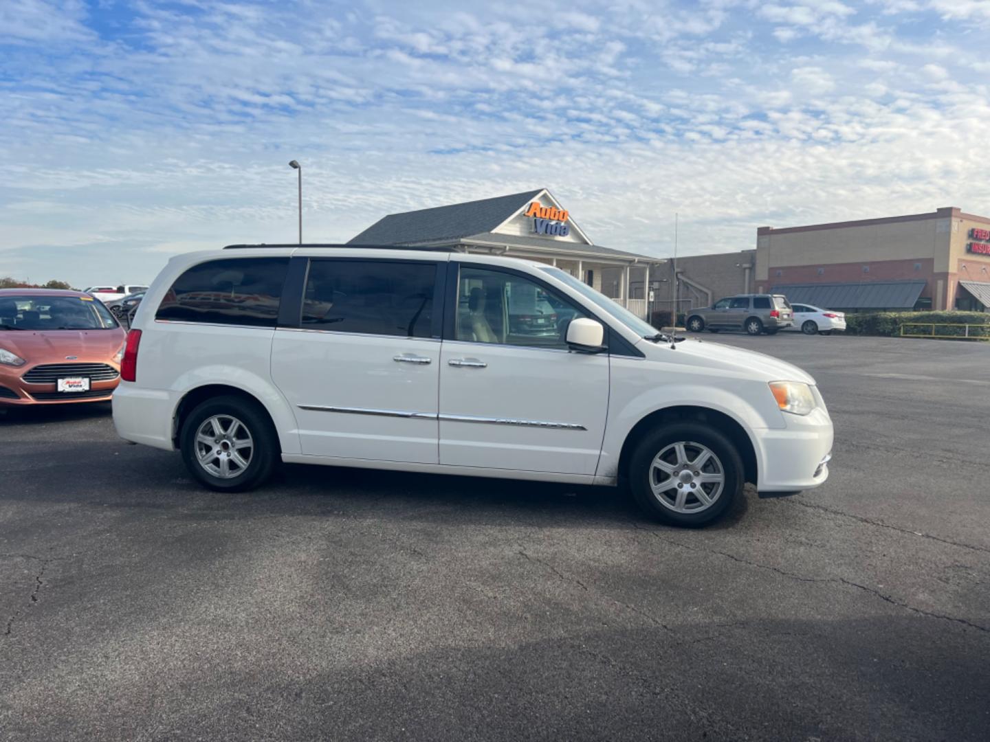 2011 WHITE Chrysler Town and Country Touring (2A4RR5DG1BR) with an 3.6L V6 DOHC 24V engine, 6-Speed Automatic transmission, located at 420 I-35E, Lancaster, TX, 75146, (469) 297-4144, 32.593929, -96.823685 - Photo#6